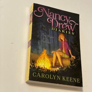 The Sign in the Smoke: Nancy Drew Diaries, Book 12 Paperback
